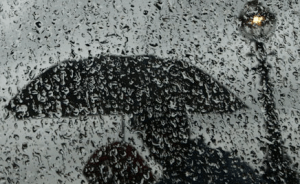 Pareja bajo la lluvia 2