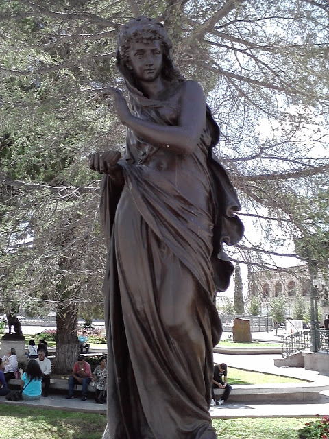 ESTATUA MUJER PLAZA
