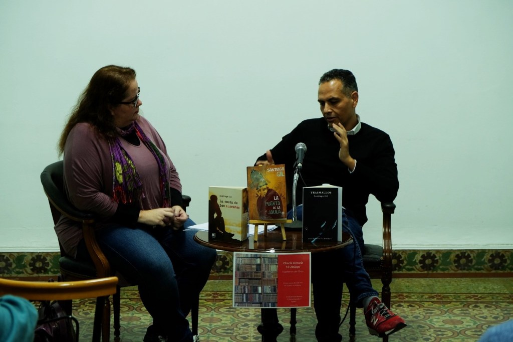 Charla literaria ‘El Ultílogo’ con Santiago Gil (reportaje&nbsp;fotográfico)